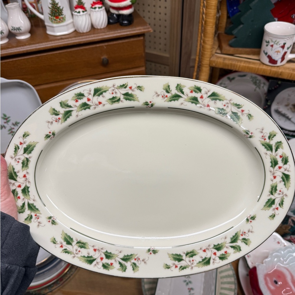 Holly Holiday Oval Plater